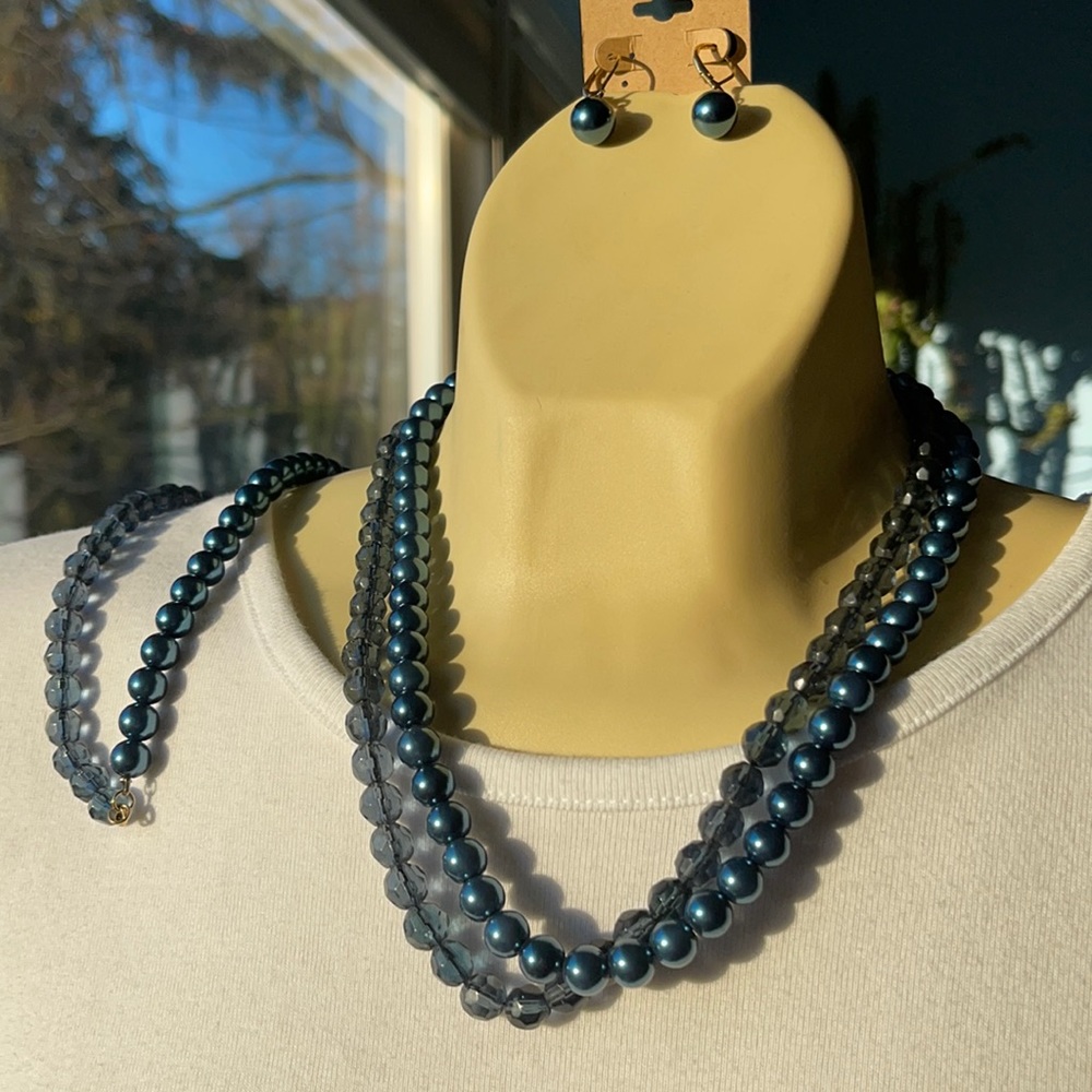 Premier Designs necklace and earrings and bracelet.